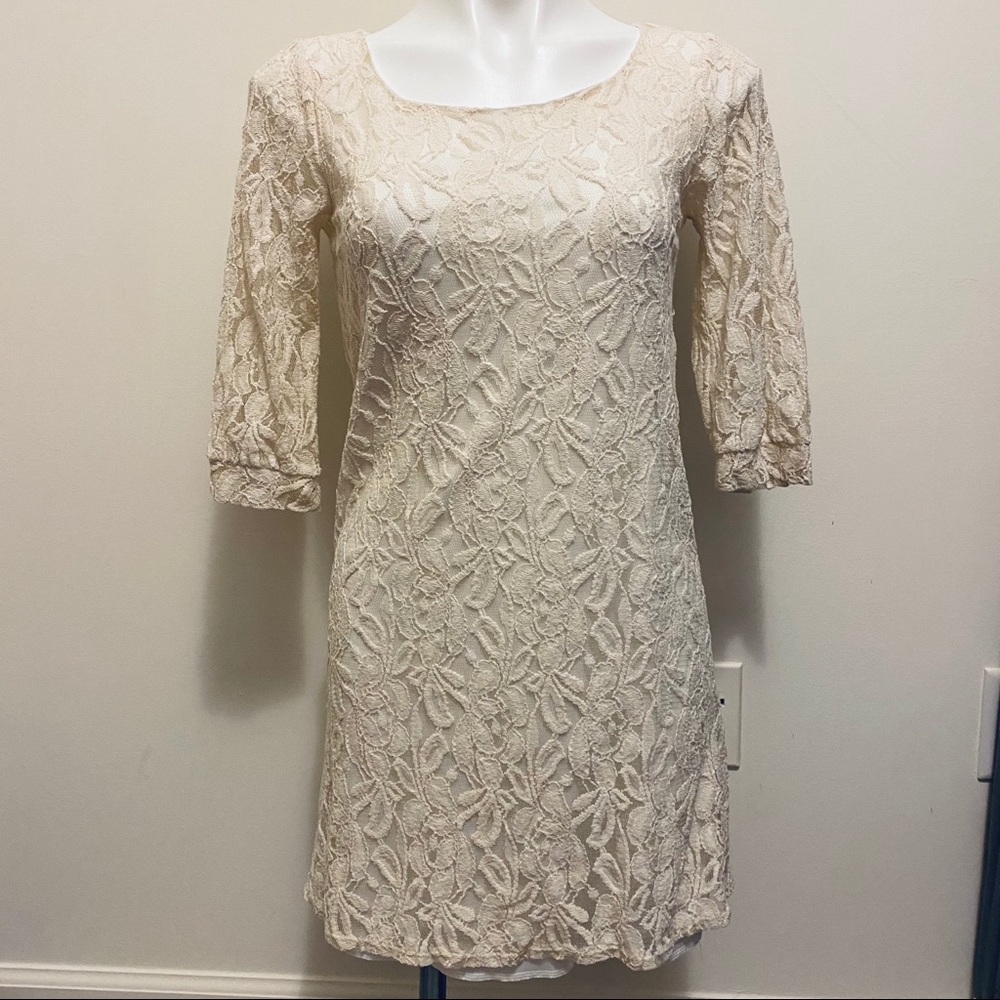 Elegant eggshell white lace quarter sleeve dress